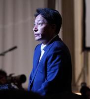 開会式で自席からあいさつする青学大・原晋監督（撮影・高部洋祐）