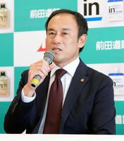 記者会見で意気込みを語る早大の花田勝彦監督