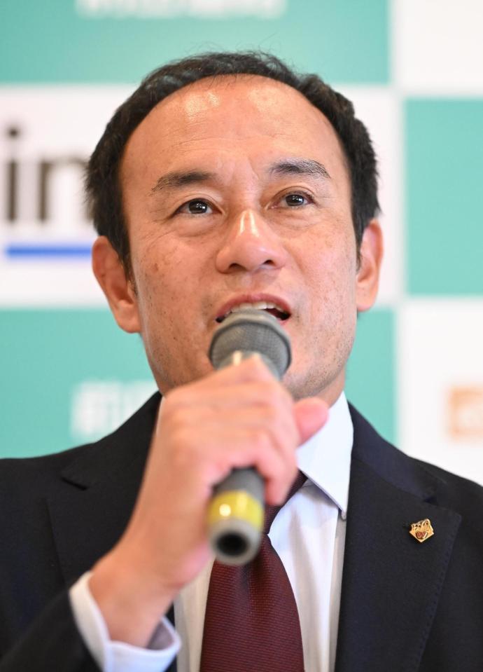 会見する早大・花田勝彦監督（撮影・高部洋祐）