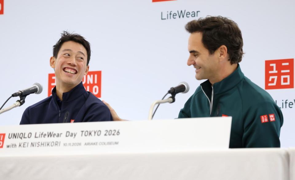 イベント後の会見でロジャー・フェデラー氏（右）に労われる錦織圭（撮影・伊藤笙子）