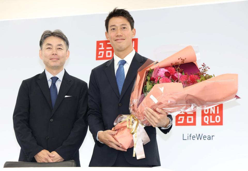 ユニクロ・柳井康治氏（左）より花束を受け取る錦織圭（撮影・伊藤笙子）
