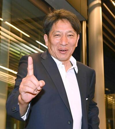 開会式を終え、カメラに向かってポーズを決める青学大・原監督（撮影・高部洋祐）
