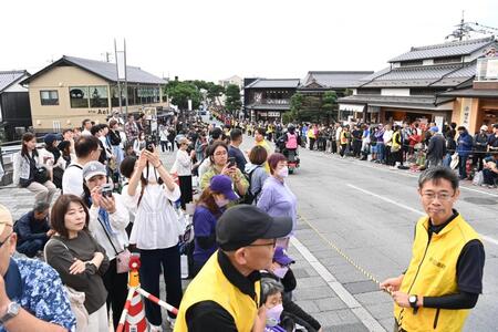 出雲駅伝のスタートを待つ観衆（撮影・高部洋祐）
