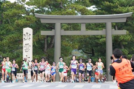 一斉にスタートする各校のランナーら（撮影・高部洋祐）