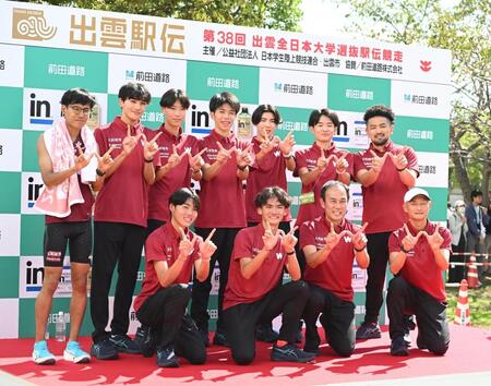 優勝し、ポーズを決める早大の選手ら（撮影・高部洋祐）