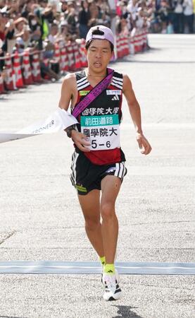 ２位でゴールする国学院大・高石（撮影・高部洋祐）