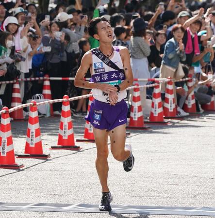 ７位でゴールする駒大・桑田（撮影・高部洋祐）