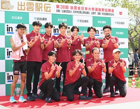 ワセダの「Ｗ」ポーズで記念写真に納まる早大の選手ら（撮影・高部洋祐）