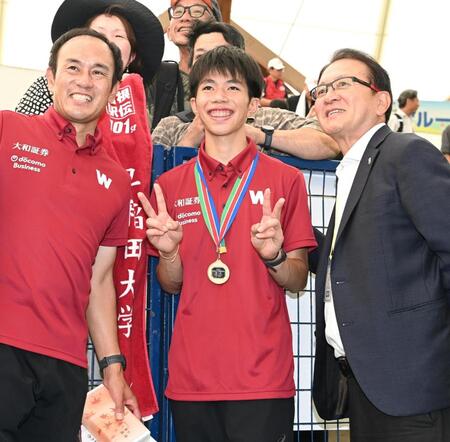 記念写真に納まる（左から）早大・花田勝彦監督、早大・新妻遼己、瀬古利彦氏（撮影・高部洋祐）