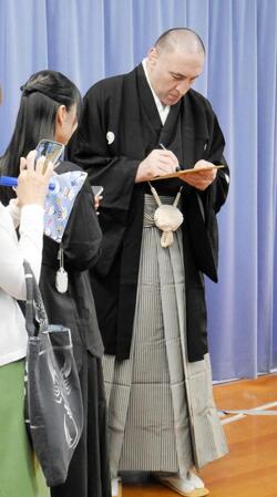 サインに応じる元大関栃ノ心のレヴァン・ゴルガゼ氏