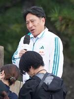 スタート前、インタビューに応じる青学大・原晋監督（撮影・高部洋祐）