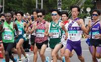 スタートを切る青学大・石川浩輝（左から２人目）、駒沢大・鈴木大翔（右から２人目）ら（撮影・高部洋祐）
