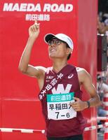 トップでゴールし、ポーズを決める早大・工藤（撮影・高部洋祐）
