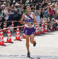 ７位でゴールする駒大・桑田（撮影・高部洋祐）