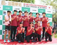 優勝し、ポーズを決める早大の選手ら（撮影・高部洋祐）