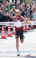 ポーズを決めながらゴールする早大・工藤（撮影・高部洋祐）