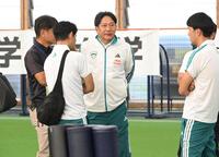 敗戦後、関係者らと話す青学大・原晋監督（中央）＝撮影・高部洋祐