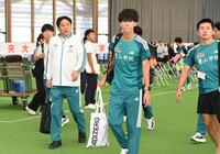 閉会式を終え、選手らと引き揚げる青学大・原晋監督（左）＝撮影・高部洋祐
