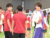 区間賞の表彰を終え、談笑する早大・新妻遼己（左）と駒大・鈴木大翔（右）ら（撮影・高部洋祐）