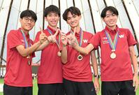 区間賞に輝き、ワセダの「Ｗ」で笑顔を見せる（左から）早大・工藤慎作、早大・新妻遼己、早大・山口竣平、早大・本田桜二郎（撮影・高部洋祐）