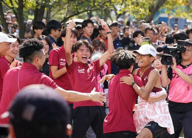 早大が圧巻復活V ライバル校も脱帽