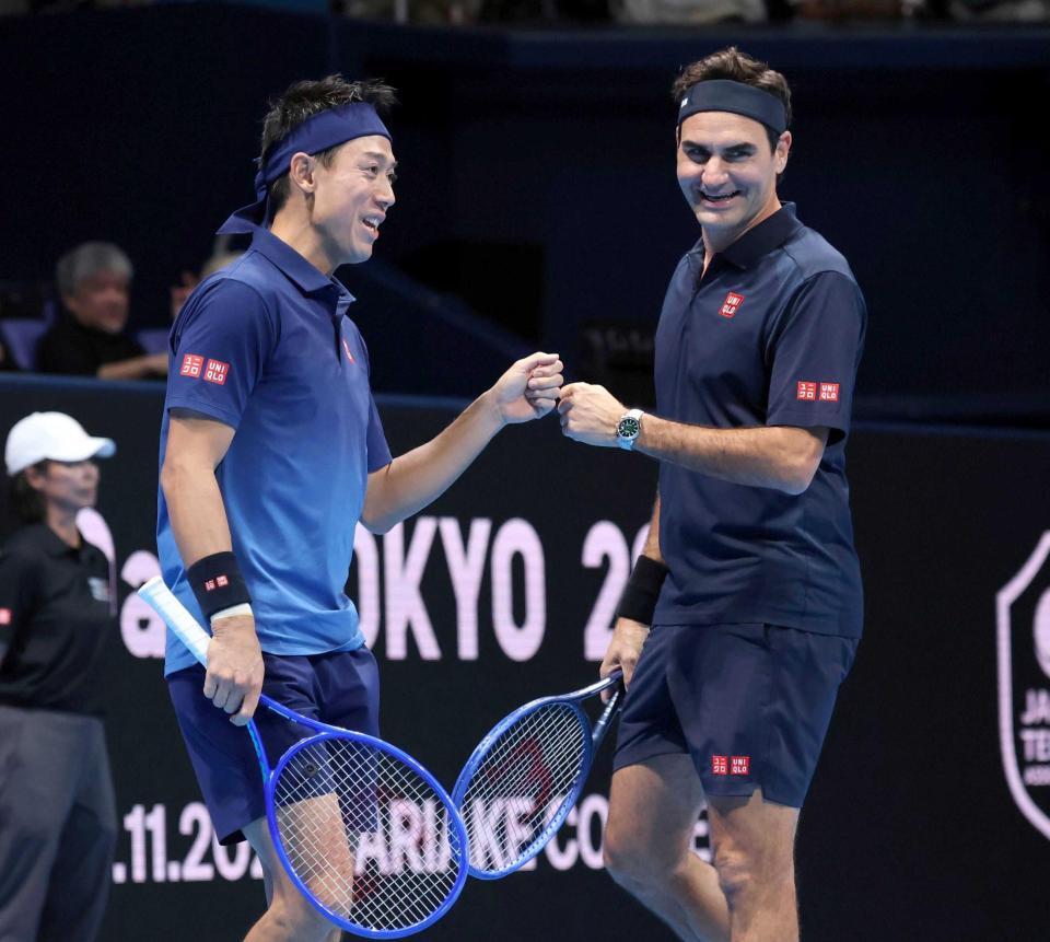 　フェデラー氏（右）とタッチを交わす錦織圭氏（撮影・伊藤笙子）