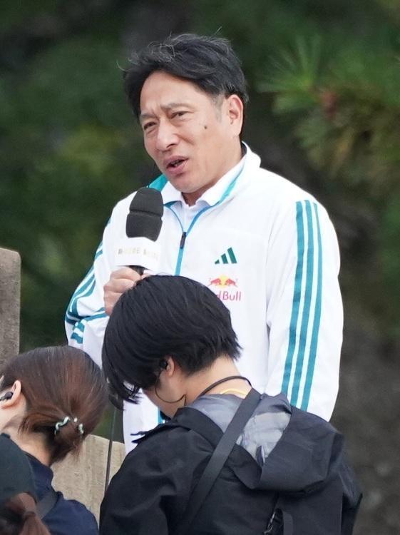 スタート前、インタビューに応じる青学大・原晋監督（撮影・高部洋祐）