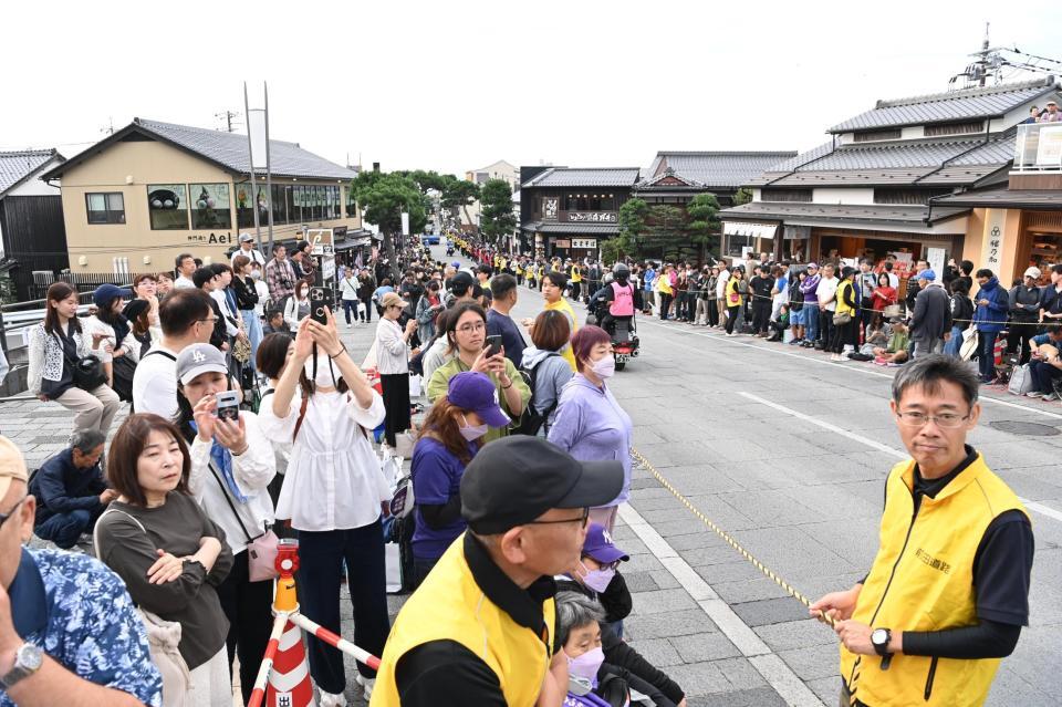 出雲駅伝のスタートを待つ観衆（撮影・高部洋祐）