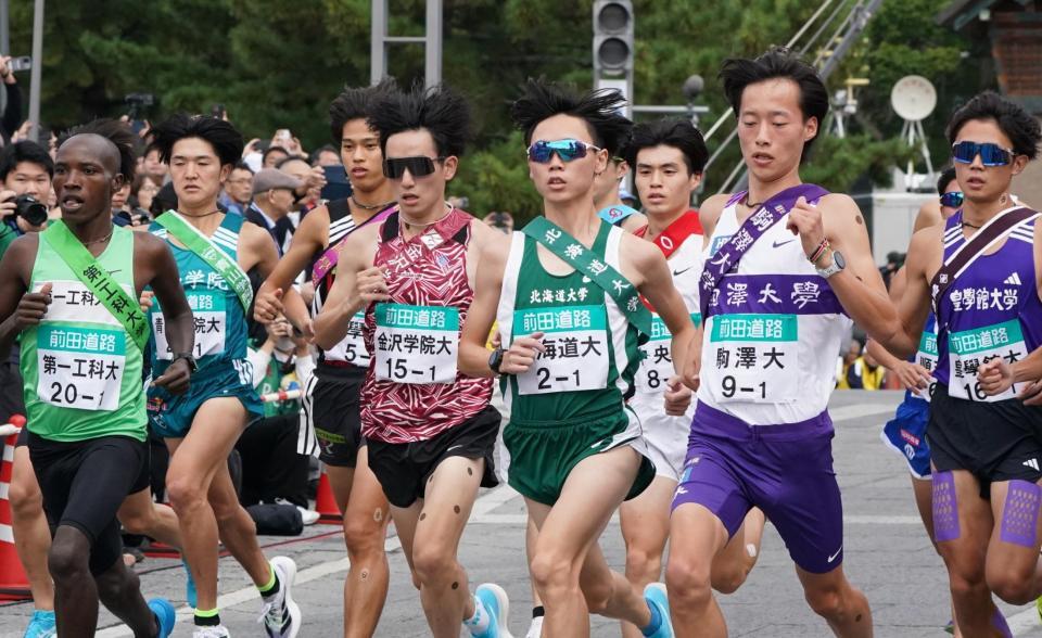 スタートを切る青学大・石川浩輝（左から２人目）、駒沢大・鈴木大翔（右から２人目）ら（撮影・高部洋祐）