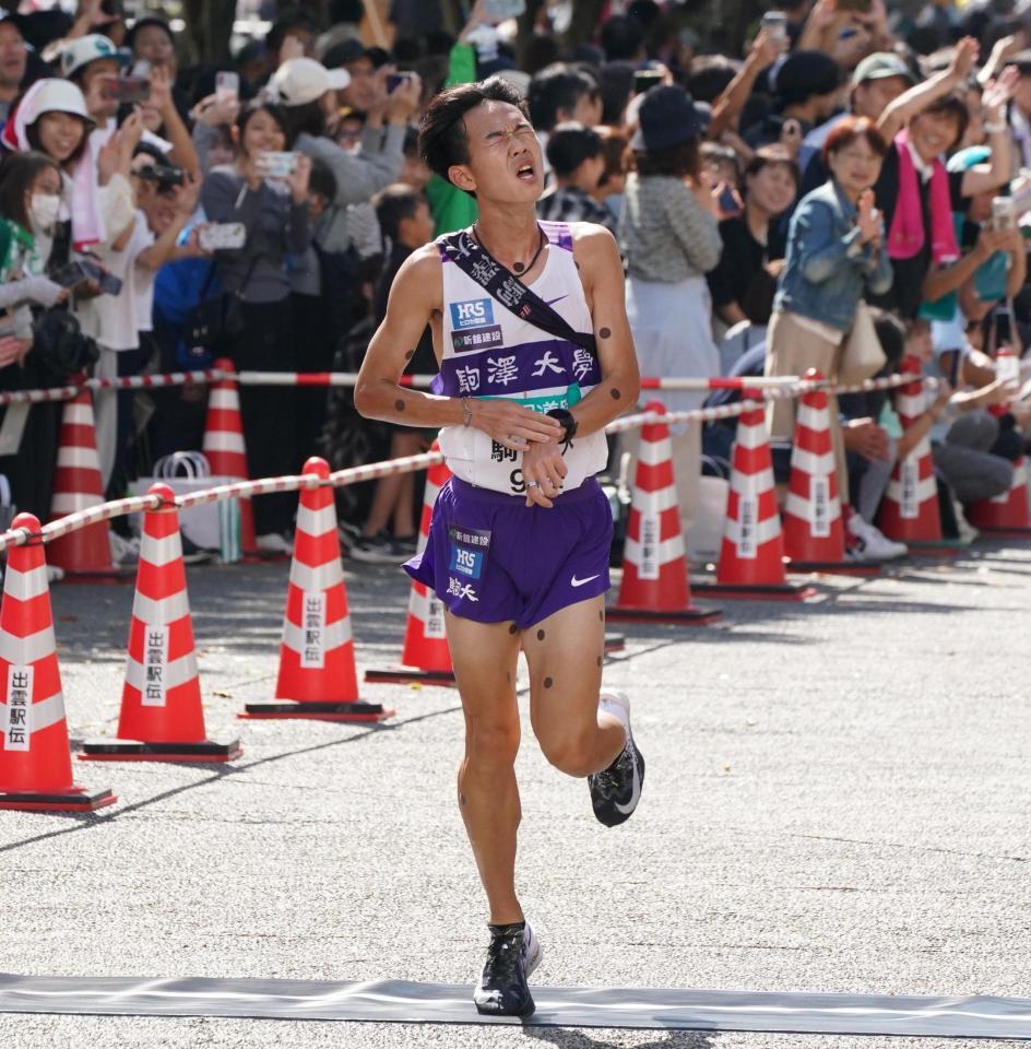 ７位でゴールする駒大・桑田（撮影・高部洋祐）