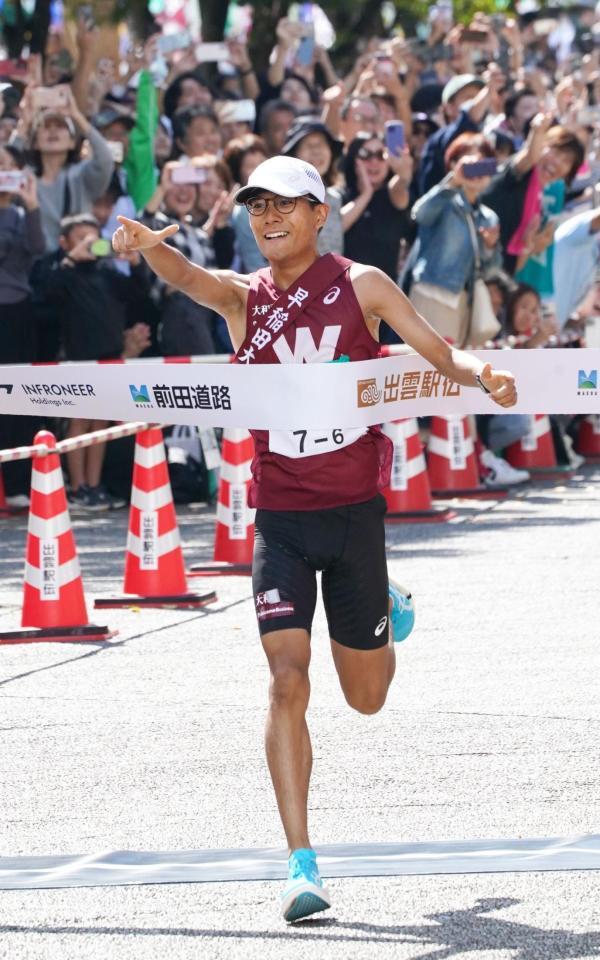 ポーズを決めながらゴールする早大・工藤（撮影・高部洋祐）