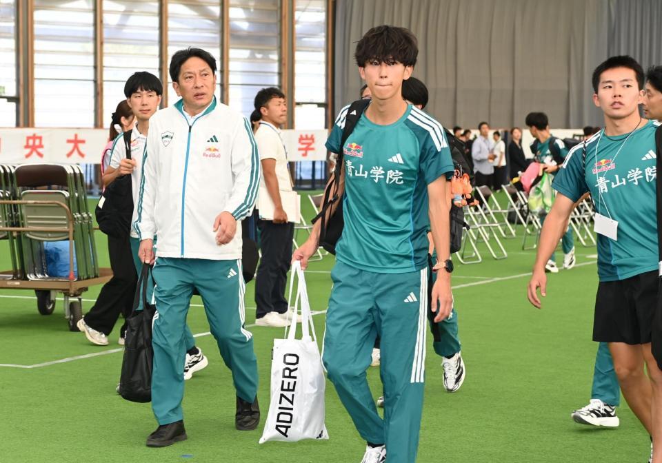 閉会式を終え、選手らと引き揚げる青学大・原晋監督（左）＝撮影・高部洋祐
