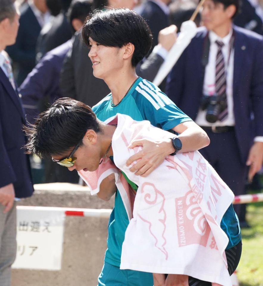 １１位でゴールした青学大・前川竜之将（手前）＝撮影・高部洋祐