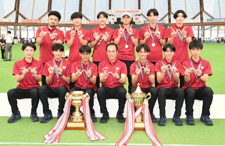 記念写真に納まる早大の選手ら（撮影・高部洋祐）