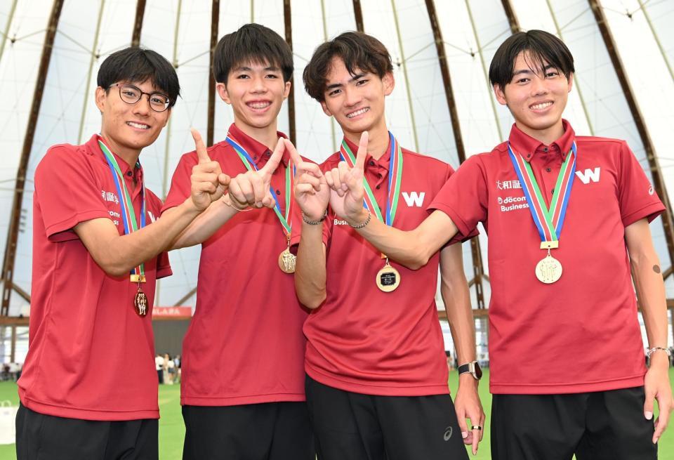 区間賞に輝き、ワセダの「Ｗ」で笑顔を見せる（左から）早大・工藤慎作、早大・新妻遼己、早大・山口竣平、早大・本田桜二郎（撮影・高部洋祐）
