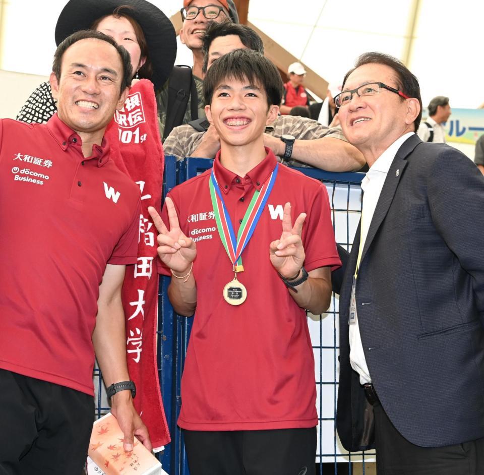 記念写真に納まる（左から）早大・花田勝彦監督、早大・新妻遼己、瀬古利彦氏（撮影・高部洋祐）