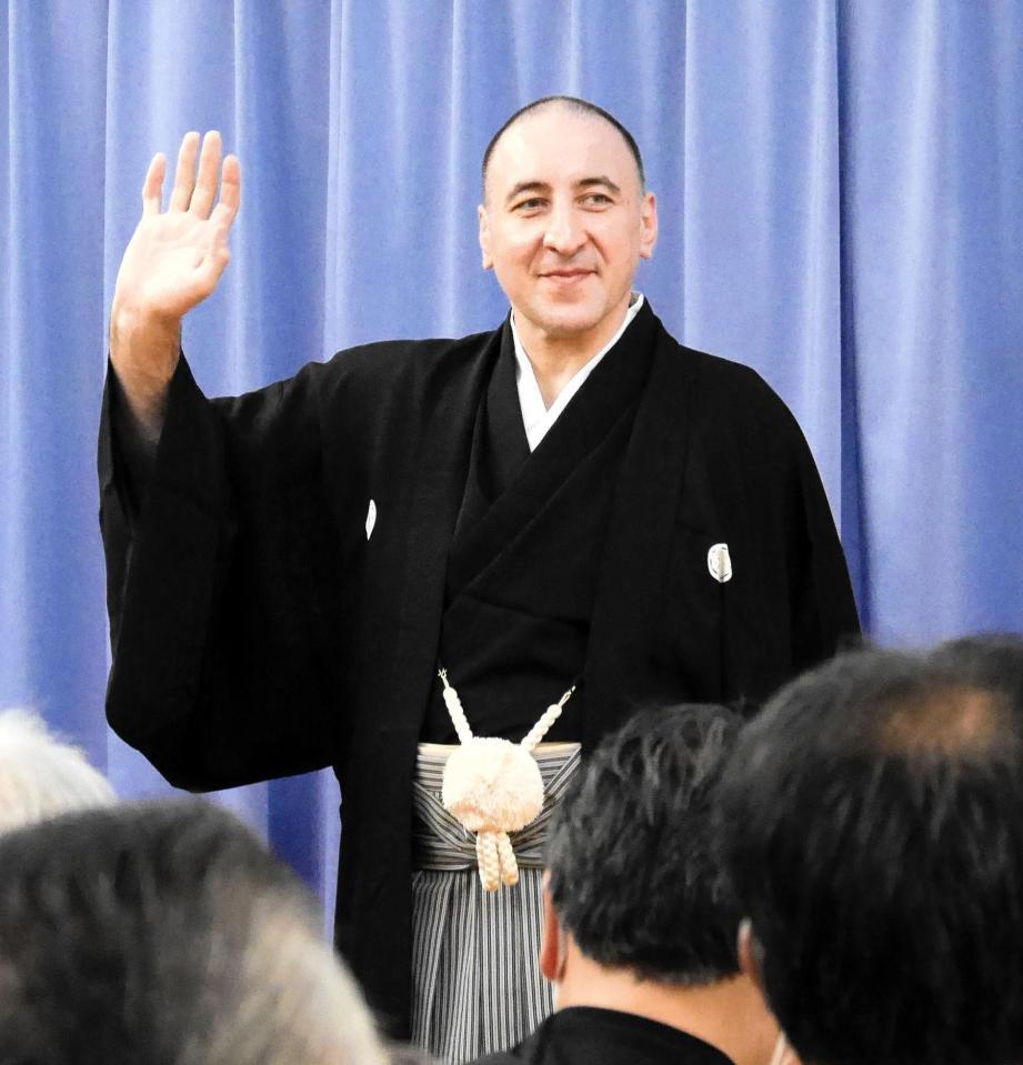 トークショーを行った元大関栃ノ心のレヴァン・ゴルガゼ氏