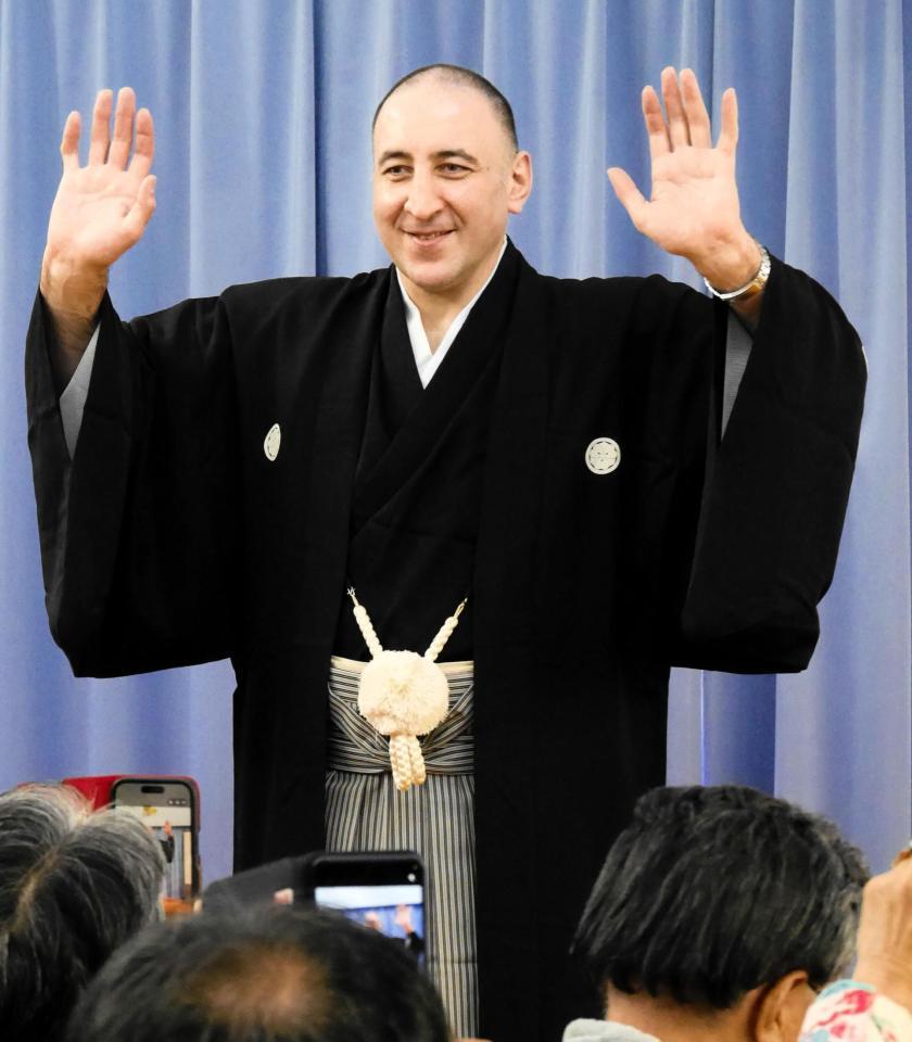 トークショーを行った元大関栃ノ心のレヴァン・ゴルガゼ氏