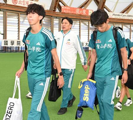　閉会式を終え引き揚げる青学大・原監督（中央）ら