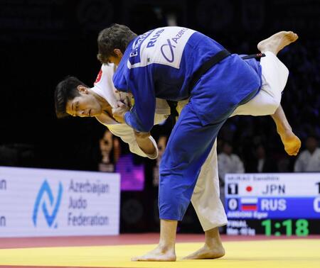 　混合団体決勝男子90キロ級　ロシア選手（手前）に勝利した村尾三四郎（共同）