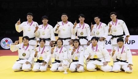 　混合団体で８度目の優勝を果たした日本の（前列左から）新井万央、大森朱莉、玉置桃、田中志歩、素根輝、前田凜（後列左から）中村雄太、田嶋剛希、中野寛太、内村秀資、田中龍雅、村尾三四郎（共同）