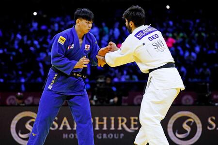 男子１００キロ級決勝　イリア・スラマニゼ（右）と対戦する新井道大。敗れて銀メダルに終わった＝バクー（共同）