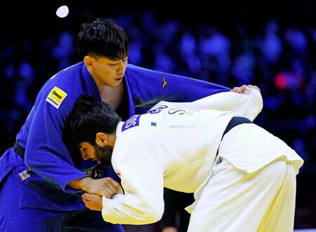 男子１００キロ級決勝　イリア・スラマニゼ（下）と対戦する新井道大。敗れて銀メダルに終わった＝バクー（共同）
