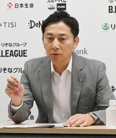 　記者会見するＢリーグの島田慎二コミッショナー＝１３日、東京都文京区