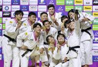 　混合団体で８度目の優勝を果たし、金メダルを手に記念撮影する日本（共同）