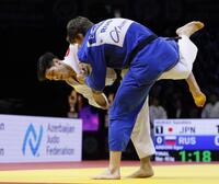 　混合団体決勝男子90キロ級　ロシア選手（手前）に勝利した村尾三四郎（共同）