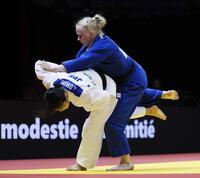 　混合団体決勝女子57キロ級　ロシア選手（右）に勝利した大森朱莉（共同）
