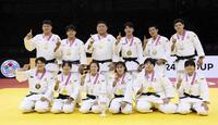 　混合団体で８度目の優勝を果たした日本の（前列左から）新井万央、大森朱莉、玉置桃、田中志歩、素根輝、前田凜（後列左から）中村雄太、田嶋剛希、中野寛太、内村秀資、田中龍雅、村尾三四郎（共同）