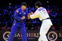 男子１００キロ級決勝　イリア・スラマニゼ（右）と対戦する新井道大。敗れて銀メダルに終わった＝バクー（共同）