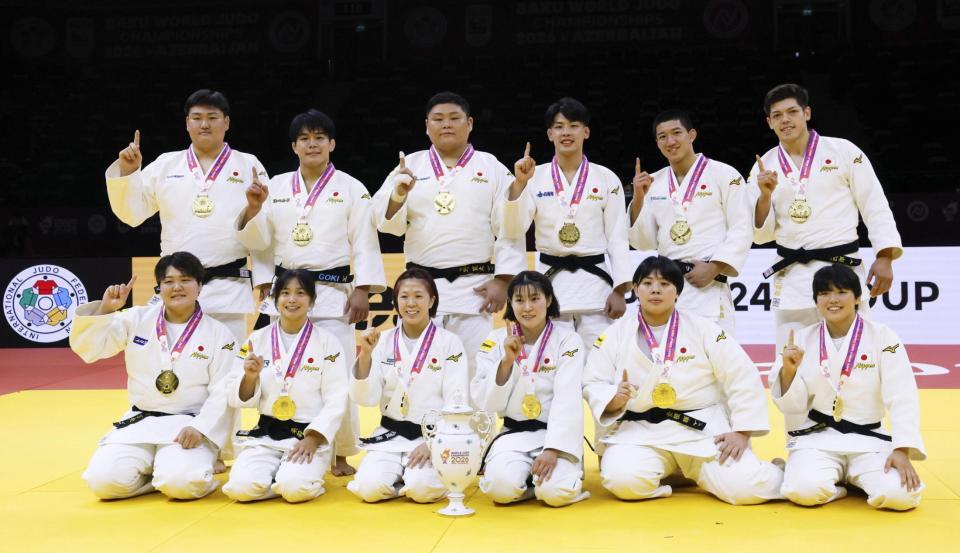 　混合団体で８度目の優勝を果たした日本の（前列左から）新井万央、大森朱莉、玉置桃、田中志歩、素根輝、前田凜（後列左から）中村雄太、田嶋剛希、中野寛太、内村秀資、田中龍雅、村尾三四郎（共同）